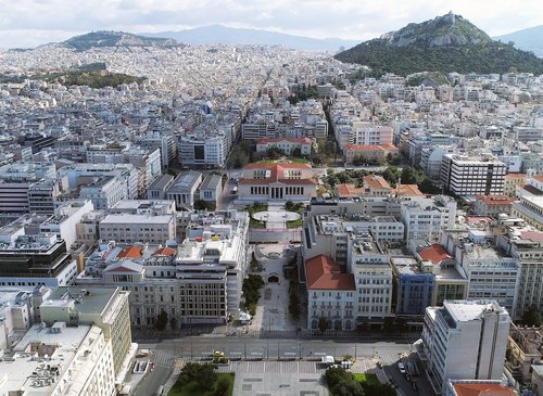 BUILDERS, HOUSEWIVES AND THE CONSTRUCTION OF MODERN ATHENS