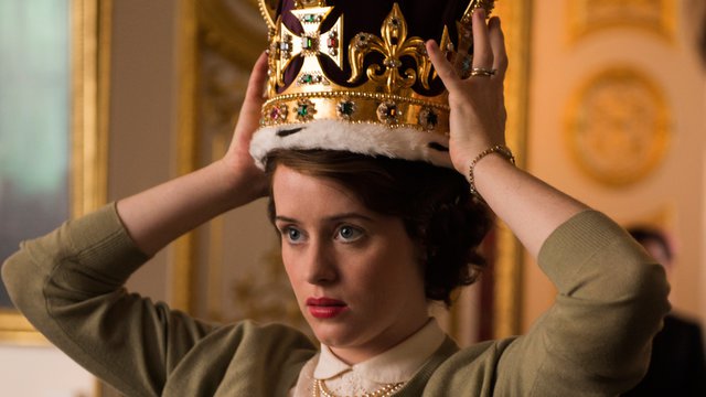 Κλερ Φόι (The Crown, 2016 - )  Το διαμάντι του στέμματος - pun intended- ανάμεσα στις ενήλικες σειρές του Netflix φέρει την υπογραφή του Πίτερ Μόργκαν, σεναριογράφου του «The Queen» του Φρίαρς. H σειρ