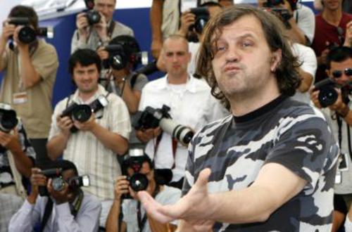 26/05/07 Ο Εμίρ Κουστουρίτσα απειλεί το κοινό, πριν την προβολή της ταινίας του «Promise me This»