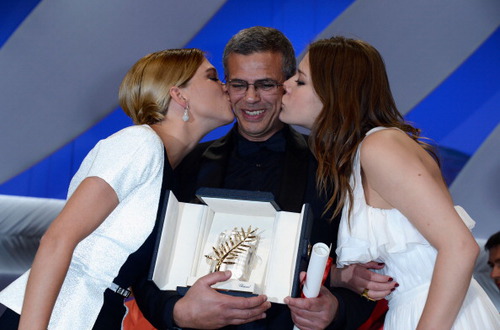Λεά Σεντού, Αμπντελατίφ Κεσίς και Αντέλ Εξαρχόπουλος γιορτάζουν επί σκηνής τον Χρυσό Φοίνικα που κέρδισε η ταινία τους, «Η Ζωή της Αντέλ»