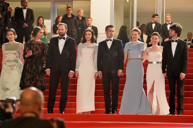 Οι συντελεστές του «Αστακού» στην είσοδο του Palais