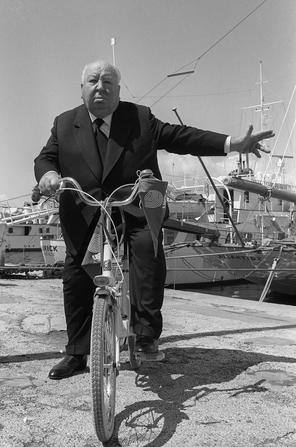 Ο Άλφρεντ Χίτσκοκ πάνω σε ένα ποδήλατο το 1972