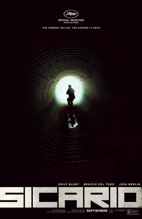 «Sicario», του Ντενίς Βιλνέβ Προβολή: 19/5 «Incendies», «Prisoners», «Enemy». Με αυτές τις ταινίες έγινε γνωστός ο Καναδός Ντενίς Βιλνέβ. Με καμία όμως από αυτές δεν έφτασε σε κάποιο ευρωπαϊκό φεστιβά