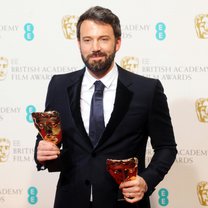 Ο Μπεν Άφλεκ με τα δύο BAFTA που πλουτίζουν από χθες τη συλλογή του