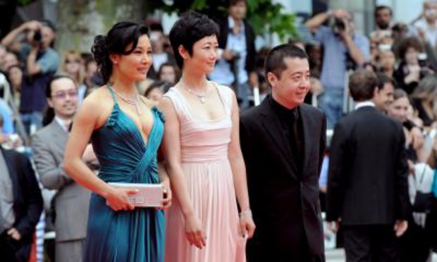 Λίγο πριν την πρεμιέρα του «24 City» στις Κάννες, ο σκηνοθέτης Ζία Ζανγκ Κε και οι πρωταγωνιστές Τζοάν Τσεν και Ζιάο Ταο φωτογραφίζονται στο κόκκινο χαλί