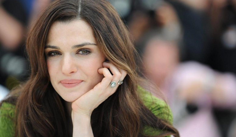 Τέλεια νέα: Ο Τόμας Άλφρεντσον επιστρέφει και σκηνοθετεί την Ρέιτσελ Βάις στο «Seance on a Wet Afternoon»