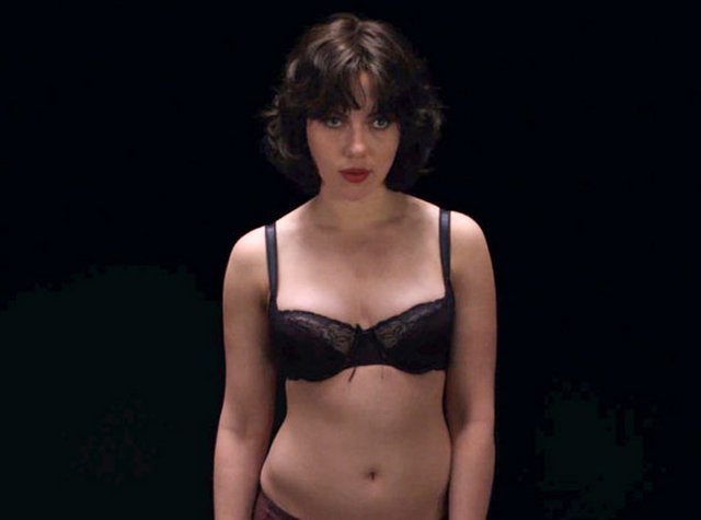 «Με βρίσκεις όμορφη;» Η Σκάρλετ Γιόχανσον θέλει να ξέρει, πριν σε κατασπαράξει