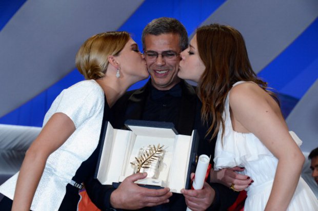 Λεά Σεντού, Αμπντελατίφ Κεσίς και Αντέλ Εξαρχόπουλος γιορτάζουν επί σκηνής τον Χρυσό Φοίνικα που κέρδισε η ταινία τους, «Η Ζωή της Αντέλ»
