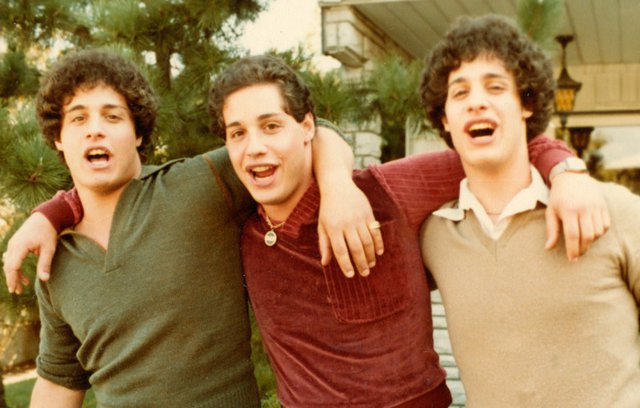Τρέιλερ «Three Identical Strangers»: Πως είναι να μην γνωρίζεις τα αδέρφιά σου; 