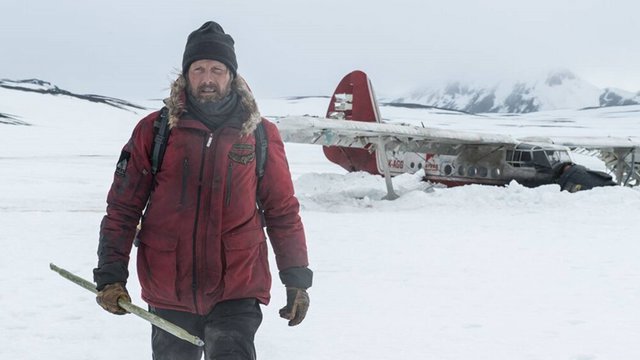 Ο Μαντς Μίκελσεν δίνει αγώνα ζωής στην «Αρκτική»