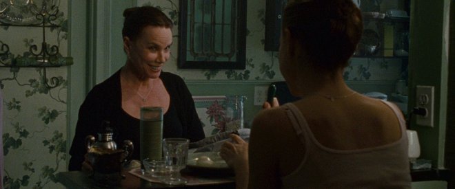 Μαύρος Κύκνος (2010) του Ντάρεν Αρονόφσκι «Είσαι το γλυκό κορίτσι μου», επαναλαμβάνει ξανά και ξανά η Μπάρμπαρα Χέρσεϊ στη Νάταλι Πόρτμαν.  Η δεσποτική μητέρα περιβάλει τη φιλόδοξη μπαλαρίνα με παλ χρ