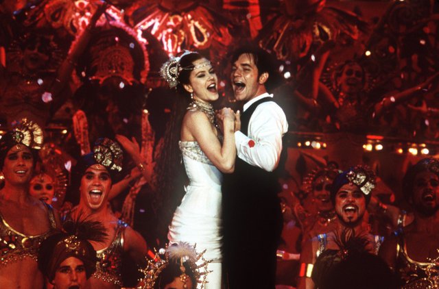 «Moulin Rouge!»: Όταν ο Λούρμαν έφερε το περίφημο καμπαρέ στον θαυμαστό κόσμο του MTV