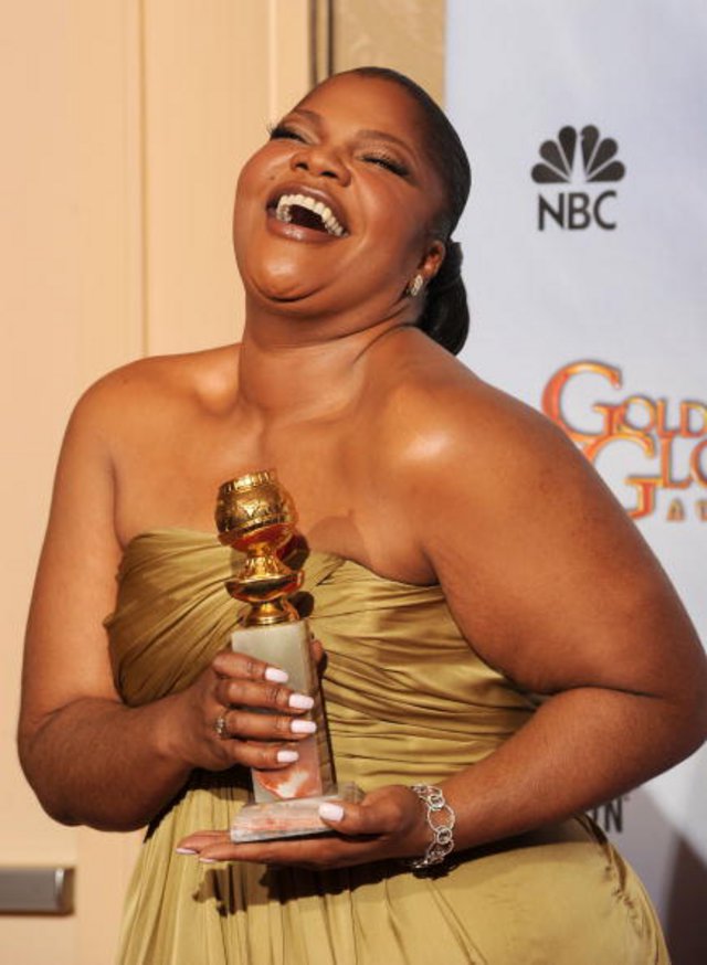 Η πανευτυχής κι έκπληκτη Μο΄Νίκ με το preciοus χρυσό αγαλαματάκι 