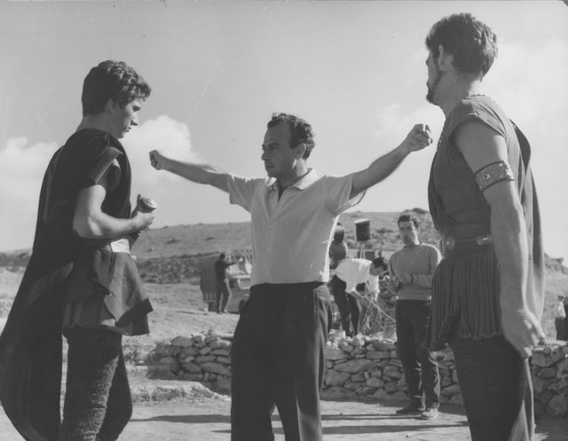 Φωτογραφία από τα γυρίσματα, Γιάννης Φέρτης, Μιχάλης Κακογιάννης, Τάκης Εμμανουήλ, Κινηματογραφικό συνεργείο (στο βάθος), Ασπρόμαυρη, 1961