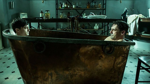 Ο Ντάνιελ Ράντκλιφ στη μπανιέρα με τον Τζον Χαμ