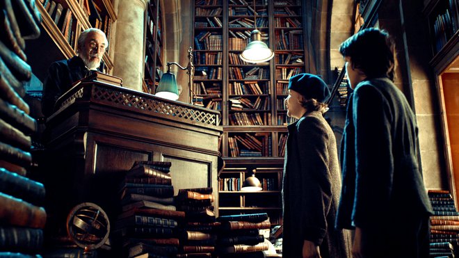 «Hugo» (2010) - Το βιβλιοπωλείο του κυρίου Λαμπίς είναι ένα μαγικό μέρος, ένας ναός της γνώσης και το μέρος που οι 2 μικροί ήρωες ανακαλύπτουν τα πάντα για τον Ζορζ Μελιές. Υποβλητικός ιδιοκτήτης ο Κρ