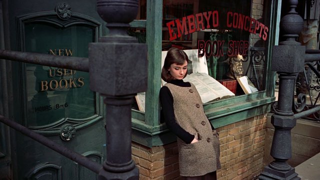 «Funny Face» (1959) - Το Embryo Concepts (υπέροχο όνομα) της Όντρεϊ Χέπμπορν δεν περνά και τις πιο ένδοξες ημέρες του, μέχρι που η παρουσία του φωτογράφου Φρεντ Αστέρ οδηγεί την πρωταγωνίστρια στο χώρ
