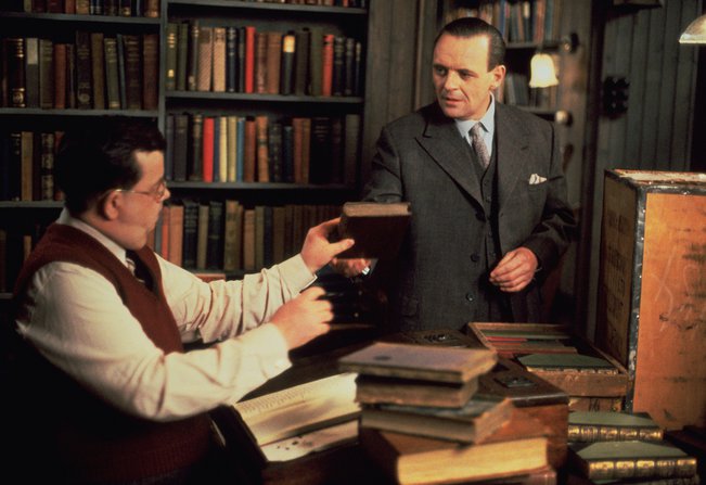 «84 Charing Cross» (1987) - Η ωραιότερη ταινία που έγινε ποτέ με κεντρικό θέμα ένα συγκεκριμένο βιβλιοπωλείο, μίλησε για μια σχέση τόσο λογοτεχνική που αδυνατείς να πιστέψεις ότι υπέρξε στην πραγματικ