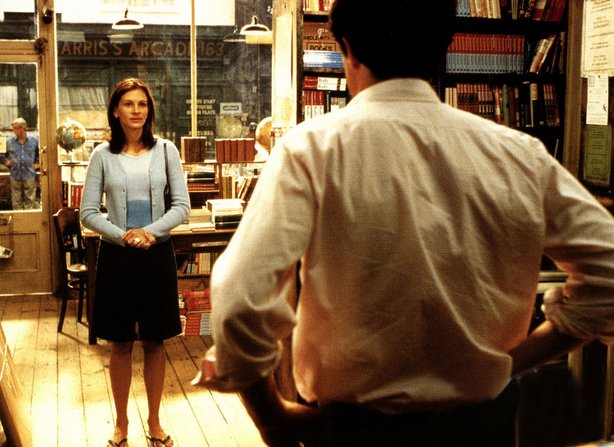 «Μια Βραδιά στο Νότινγκ Χιλ» (1999) - Το ότι μια σταρ του σινεμά σαν τη Τζούλια Ρόμπερτς μπαίνει στο ταπεινό The Travel Book Co. είναι surreal but nice, αλλάζοντας για πάντα τη ζωή του αφόρητα Βρετανο