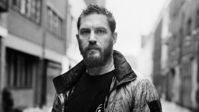 Ο Τομ Χάρντι θα υποδυθεί τον διάσημο φωτορεπόρτερ Ντον ΜακΚάλιν