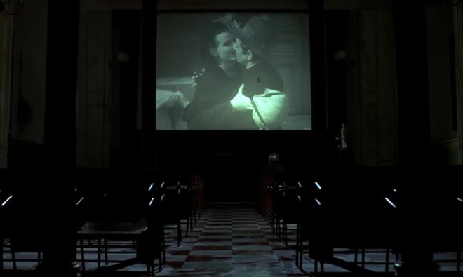 «Ο Υπόκοσμος» (Ζαν Ρενούαρ, 1936) - Στην αρχή της ταινίας μαθαίνουμε τον πάτερ Αντέλφιο και το περίφημο καμπανάκι του που χτυπά μόλις πέφτει κάποιο φιλί στην οθόνη.