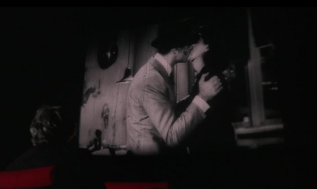 «Ξαναπαντρεύομαι τη Γυναίκα μου» (Χάουαρντ Χοκς, 1940) - Το διάσημο φινάλε ξεκινά, με τον Σαλβατόρε να ανακαλύπτει το μυστηριώδες φιλμ του Αλφρέντο. Κάποια από τα φιλιά είναι παρμένα από κλασικές σκην