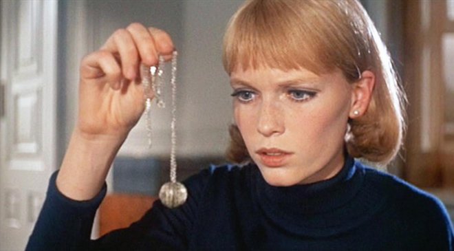 «Το Μωρό της Ρόζμαρι» («Rosemary s Baby», 1968), του Ρομάν Πολάνσκι  Ένα μενταγιόν για τη Μία και το μωρό της, ένα από τα κλειδιά της πλοκής, αλλά και της σατιράς της, από έναν δημιουργό που όσο κοροϊ