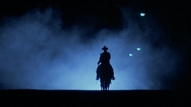 «Άγρια Νύχτα» («Near Dark», 1987)  Βυθισμένο σε άγριο σκοτάδι, ισόρροπο ανάμεσα στην βαμπίρ μυθολογία (που ποτέ δεν μνημονεύεται άμεσα) κι ένα είδος αστικού γουέστερν, το (πάμφθηνο) φιλμ, που στηρίχθη