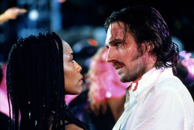 «Παράξενες Μέρες» («Strange Days», 1995)  Από τα πιο ενδιαφέροντα αμερικανικά εσχατολογικά του τότε επικείμενου μιλένιουμ, ένα κράμα επιστημονικής φαντασίας, φιλμ νουάρ, τρόμου και ταινίας εγκλήματος,