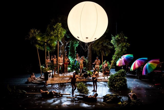 «Τα Πουλιά» πετάνε και στη μεγάλη οθόνη! Η παράσταση του Νίκου Καραθάνου γίνεται αφορμή για μία ταινία