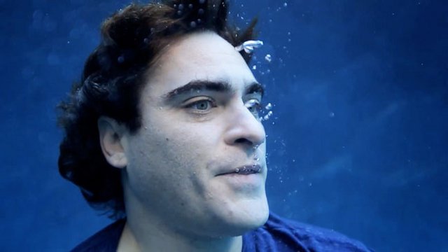 O Γιοακίν Φίνιξ πνίγεται για να σώσει τα ψάρια