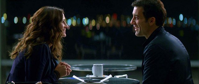 «Αδιακρισίες» («Duplicity», 2009) του Τόνι Γκίλροϊ  Η ενδιάμεση πενταετία είναι σχετικά αδειανή επαγγελματικά, προσωπικά έχει δύο γεννητούρια, οπότε οι ωραιότατες «Αδιακρισίες» ήταν ένας καλός τρόπος 