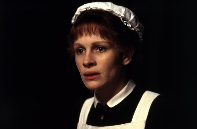 «Mary Reilly» (1996) του Στίβεν Φρίαρς  Αναμενόμενη εμπορική βόμβα, ούτε η Ρόμπερτς δεν το έσωζε, ωραιότατη ταινία όμως και αλλαγή πλεύσης για την ηθοποιό. Διασκευή του Τζέκιλ και Χάιντ, η ιστορία από