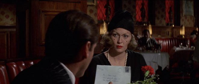 «Chinatown» (1974) του Ρομάν Πολάνσκι  Μια μικρή αρνητική καμπή τριών ετών διορθώνεται εδώ, η Ντάναγουεϊ έχει πια μεγαλώσει, η σκανδαλιά στο μούτρο της αντικαθίσταται από μια μοιραία αίσθηση απαισιοδο