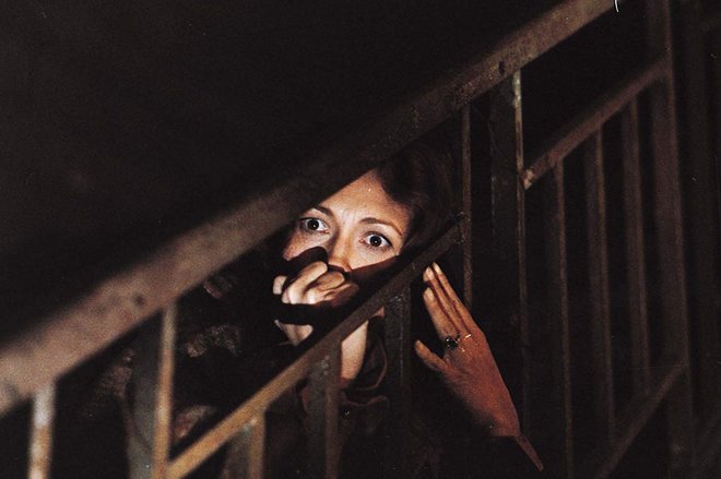 «Τα Μάτια της Λώρα Μάρς» (1978) του Ίρβιν Κέρσνερ  Γραμμένο από τον Τζον Κάρπεντερ την ίδια χρονιά της «Νύχτας με τις Μάσκες» αυτό ήταν (και παραμένει) ένα (τύπου) pov θρίλερ τρόμου αλλά και σχετικού