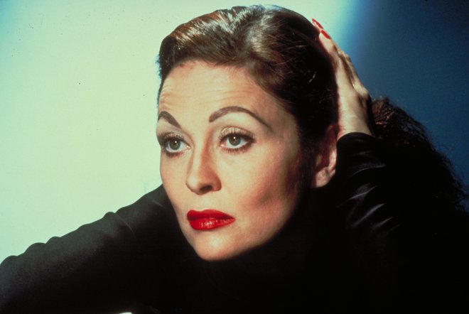 «Mommy Dearest» (1981) του Φρανκ Πέρι  Από τον σκηνοθέτη του «Swimmer» περιμένεις κάτι καλύτερο, δεν το παίρνεις, η σκανδαλοθηρική πρώτη ύλη καπελώνει το έργο, όμως ξεχωριστά εντελώς η ερμηνεία της Ντ