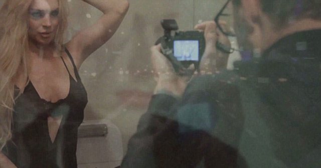 Ο Τζέιμς Φράνκo συστήνει τη Λίντσεϊ Λόχαν στους R.E.M.