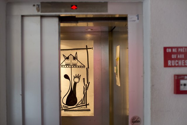 Ακόμα και στο ασανσέρ περίμενε τους επισκέπτες/θεατές έργο του Zamie Omga.