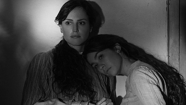 Berlinale 2019: Το «Elisa & Marcela» είναι ένα άψυχο ρομάντζο για τον πρώτο καταγεγραμμένο γκέι γάμο στην Ιστορία