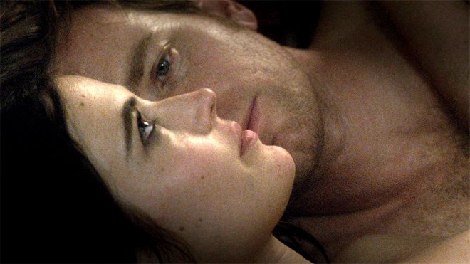 «Η Αίσθηση του Έρωτα» («Perfect Sense», 2011) του Ντέιβιντ Μακένζι  Με μια ιστορία έρωτα σε ένα μέλλον που μια επιδημία προσβάλλει κι εξαλείφει τις αισθήσεις, η ταινία του πάντα ερεθιστικού Μακένζι δε