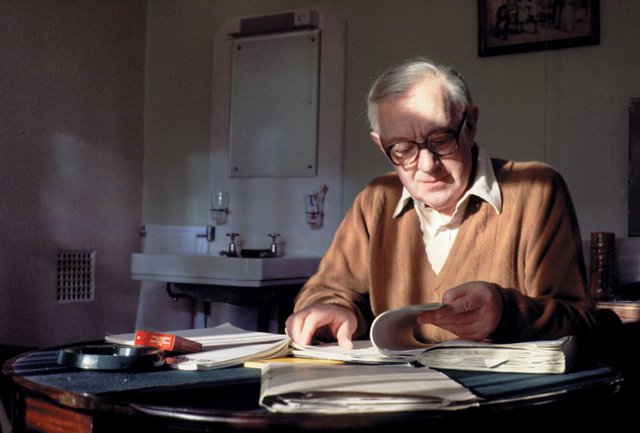 Tinker Tailor Soldier Spy (1979) του Τζον Ίρβιν  Η μοναδική τηλεοπτική εμφάνιση που διαλέγουμε για μια μίνι σειρά του BBC που άφησε εποχή και τοποθέτησε την σιδηροτροχιά πάνω στην οποία θα πατούσε και