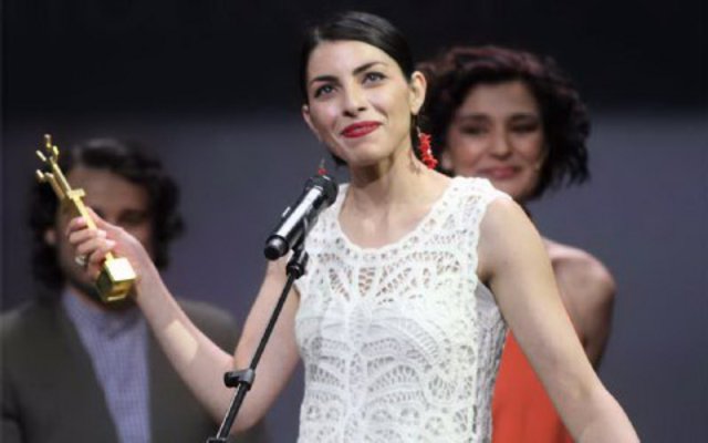 Η νικήτρια του βραβείου Α'Γυναικείου Ρόλου, Κίκα Γεωργίου, κατά τη διάρκεια του ευχαριστήριου λόγου της