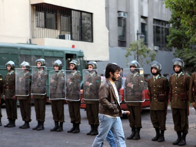 «Νο» (2012) του Πάμπλο Λαραΐν  31 χρόνια πριν η Χιλή καλούνταν σε δημοψήφισμα για την παραμονή ή όχι του δικτάτορα Πινοσέτ στην εξουσία. Η ταινία του Πάμπλο Λαραΐν παρακολουθεί δραματουργικά την σύγκρ