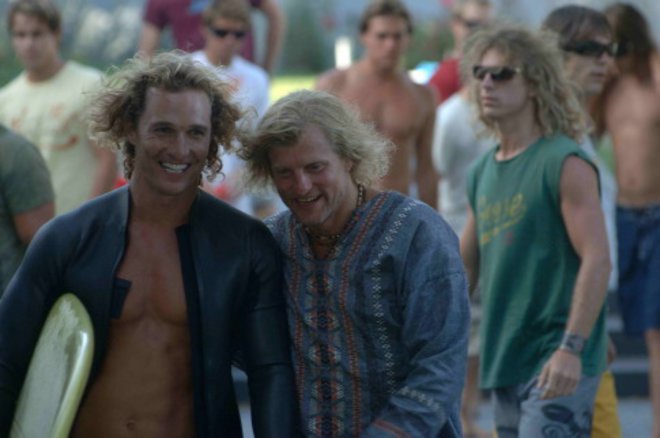 «Surfer, dude» (2008): Θάλασσα, σερφ και ο ΜακΚόναχι με τη σανίδα και τον κολλητό Γούντι Χάρελσον.