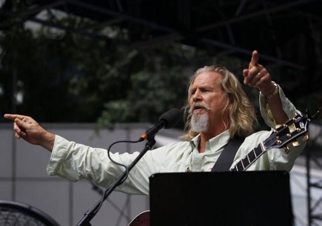 Ό,τι και να λες Τσακ Νόρις, το Χόλιγουντ στηρίζει Ομπάμα 