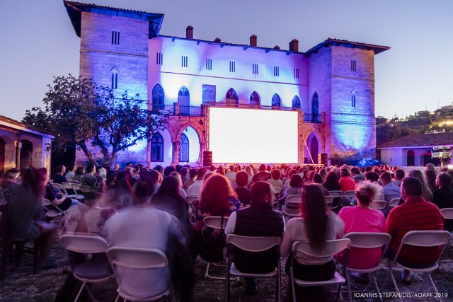 «Επικίνδυνες Σχέσεις» στην Πεντέλη: Ο Πύργος Δουκίσσης Πλακεντίας έγινε σινεμά για μία νύχτα (και για πρώτη φορά)!