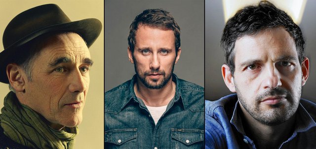 Ένα ευαγγέλιο από τον Τέρενς Μάλικ: Μαρκ Ράιλανς, Ματίας Σέναρτς και Γκέζα Ρέριγκ στον «Τελευταίο Πλανήτη» Ένα ευαγγέλιο από τον Τέρενς Μάλικ: Μαρκ Ράιλανς, Ματίας Σέναρτς και Γκέζα Ρέριγκ στον «Τελευταίο Πλανήτη»