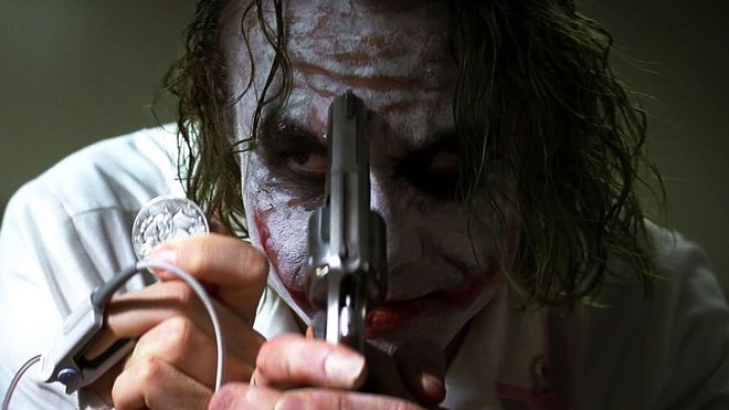 «Ο Σκοτεινός Ιππότης» (The Dark Knight, 2008) του Κρίστοφερ Νόλαν  Ένα γειωμένο ψυχογράφημα που άλλαξε για πάντα τον τρόπο με τον οποίο το κοινό αξιολογεί τις ταινίες κόμικ. Χωρίς να ξεχνά την ψυχαγωγ