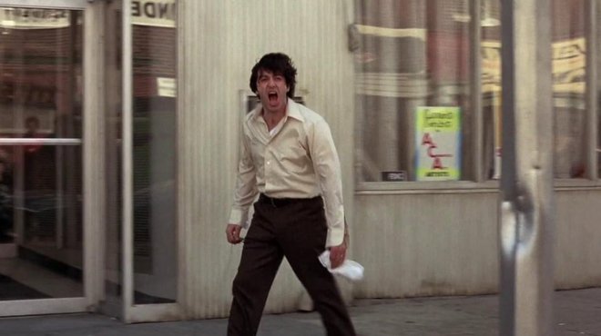 «Σκυλίσια Μέρα» (Dog day Afternoon, 1975) του Σίντνεϊ Λιουμέτ  Ο αντιήρωας ως αντικείμενο λατρείας, ο εγκληματίας που πείθει τη μάζα πως οι πράξεις του είναι πράξεις αντίστασης προς τη μεγάλη εικόνα π