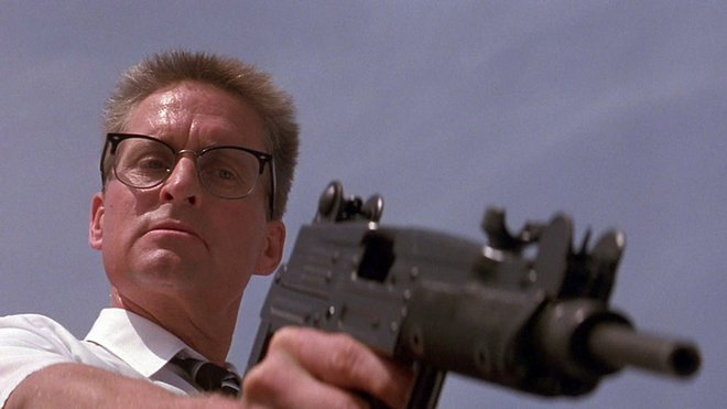 «Ξεχωριστή Μέρα» (Falling Down, 1993) του Τζόελ Σουμάχερ  Μια παραγνωρισμένη ταινία τότε, που περπατά ένα λεπτότατο σχοινί εγκλωβισμένο κι απ  τις δυο πλευρές στον συμβολικό και τον πραγματικό θάνατο,